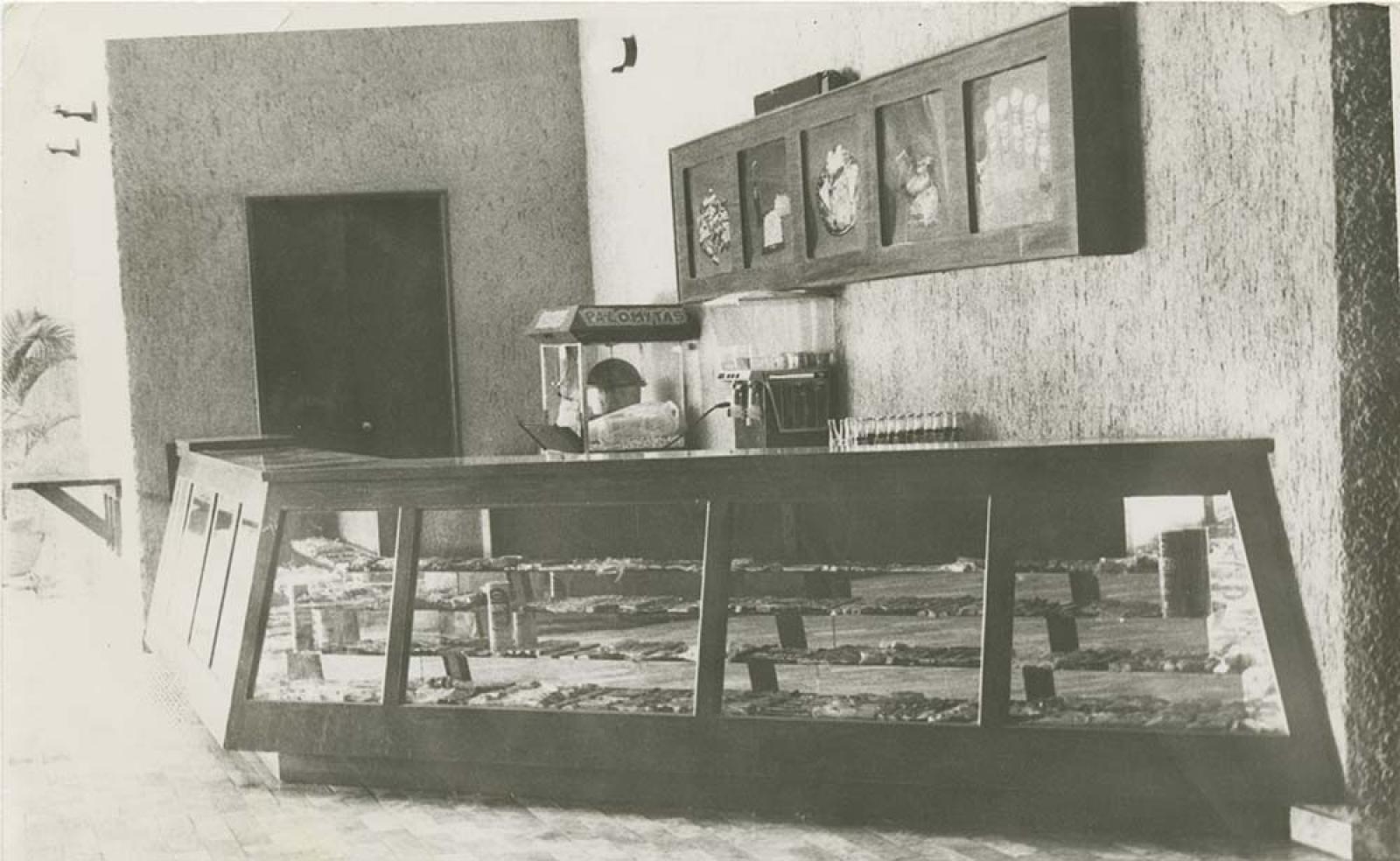 Área de venta de alimentos, cinema Versalles.