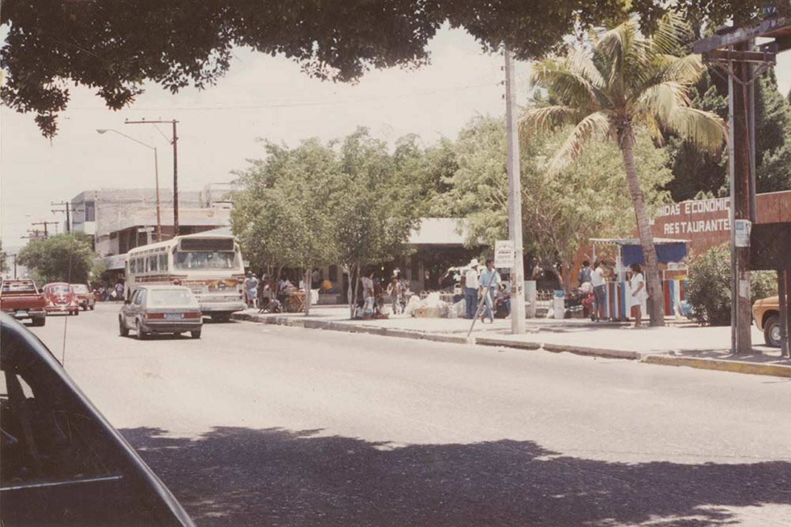 Área externa del mercado "Francisco I. Madero", en la ciudad de La Paz, Baja California Sur.