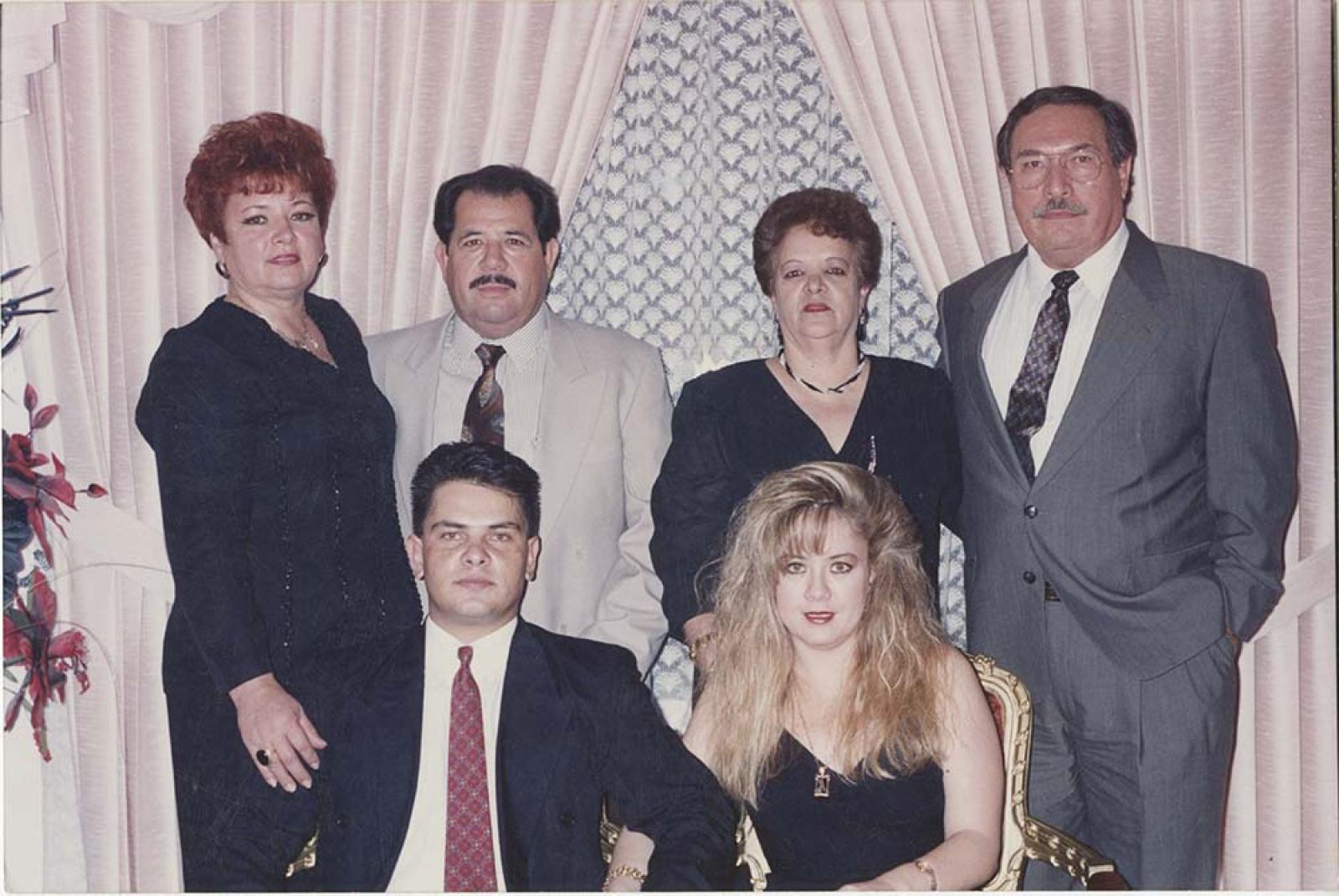 “Ariel y Kevin” con sus padres.