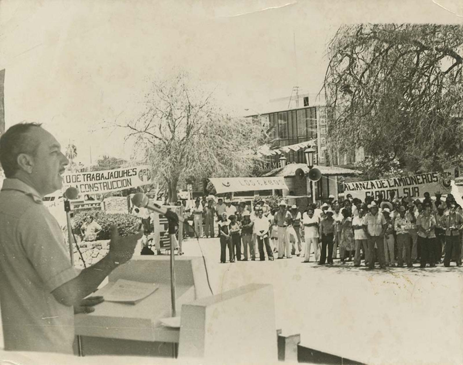 Armando Trasviña da discurso en manifestación pública.