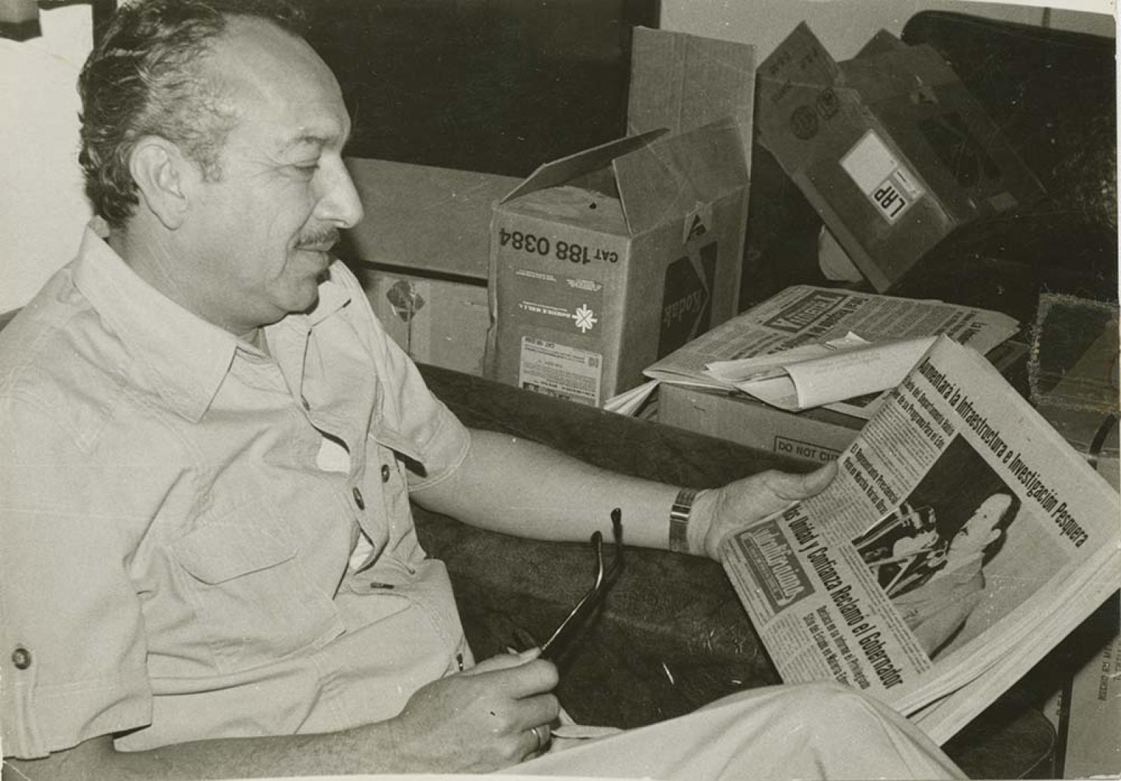 Armando Trasviña lee periódico El Sudcaliforniano.
