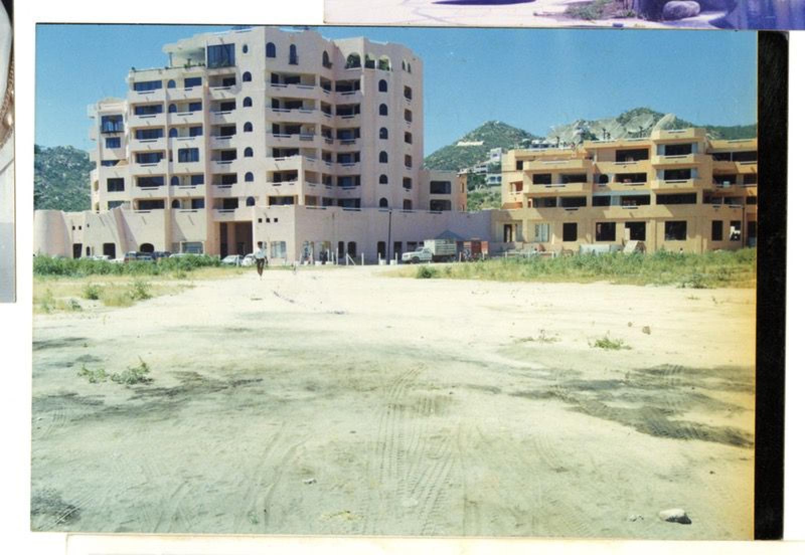 Arquitectura civil junto a terreno baldío.