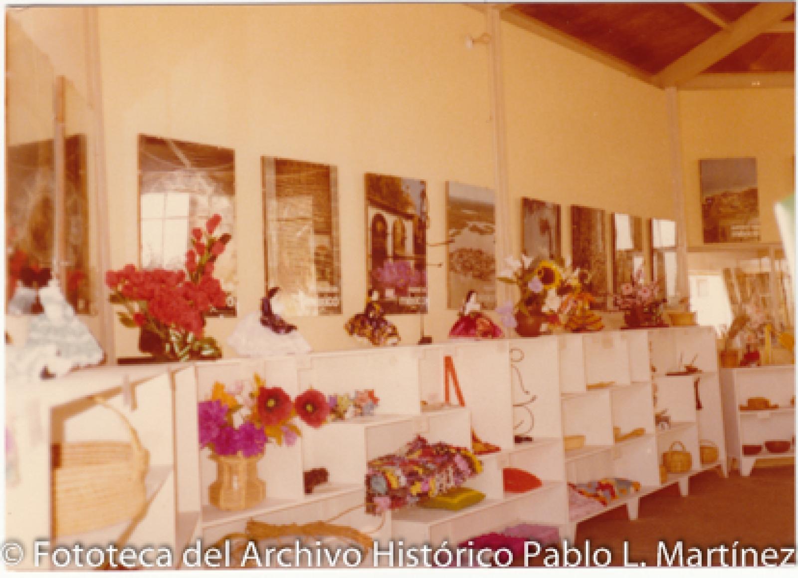 Artesanías y flores