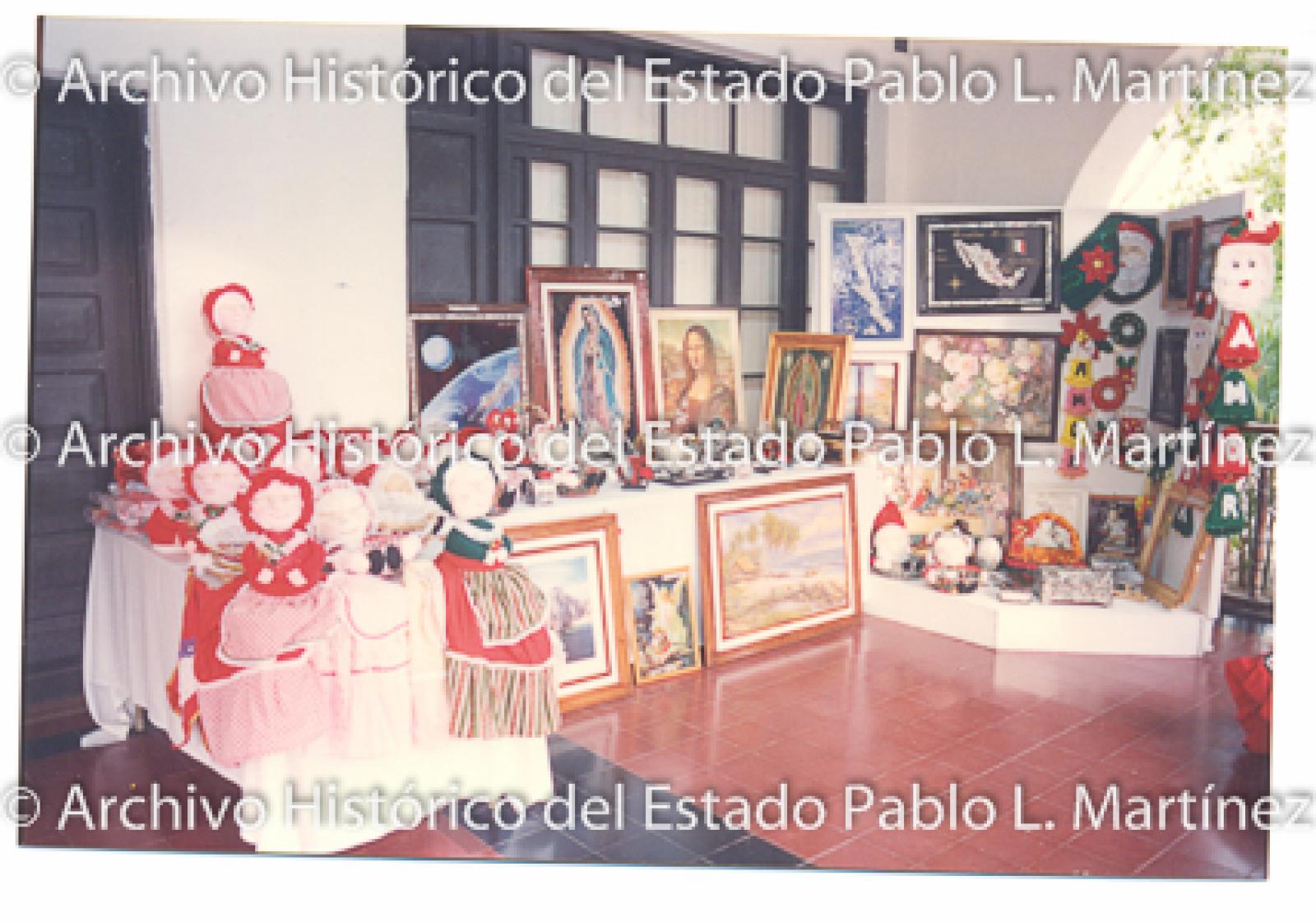 Artículos navideños y religiosos.