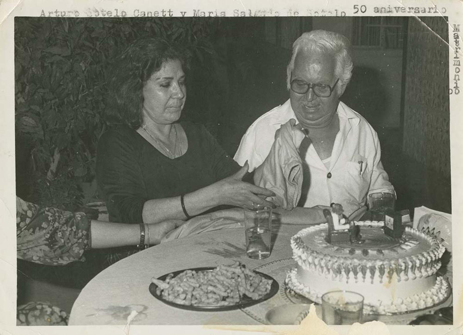 “Arturo Sotelo y María Salgado celebran el 50 aniversario de su matrimonio”.