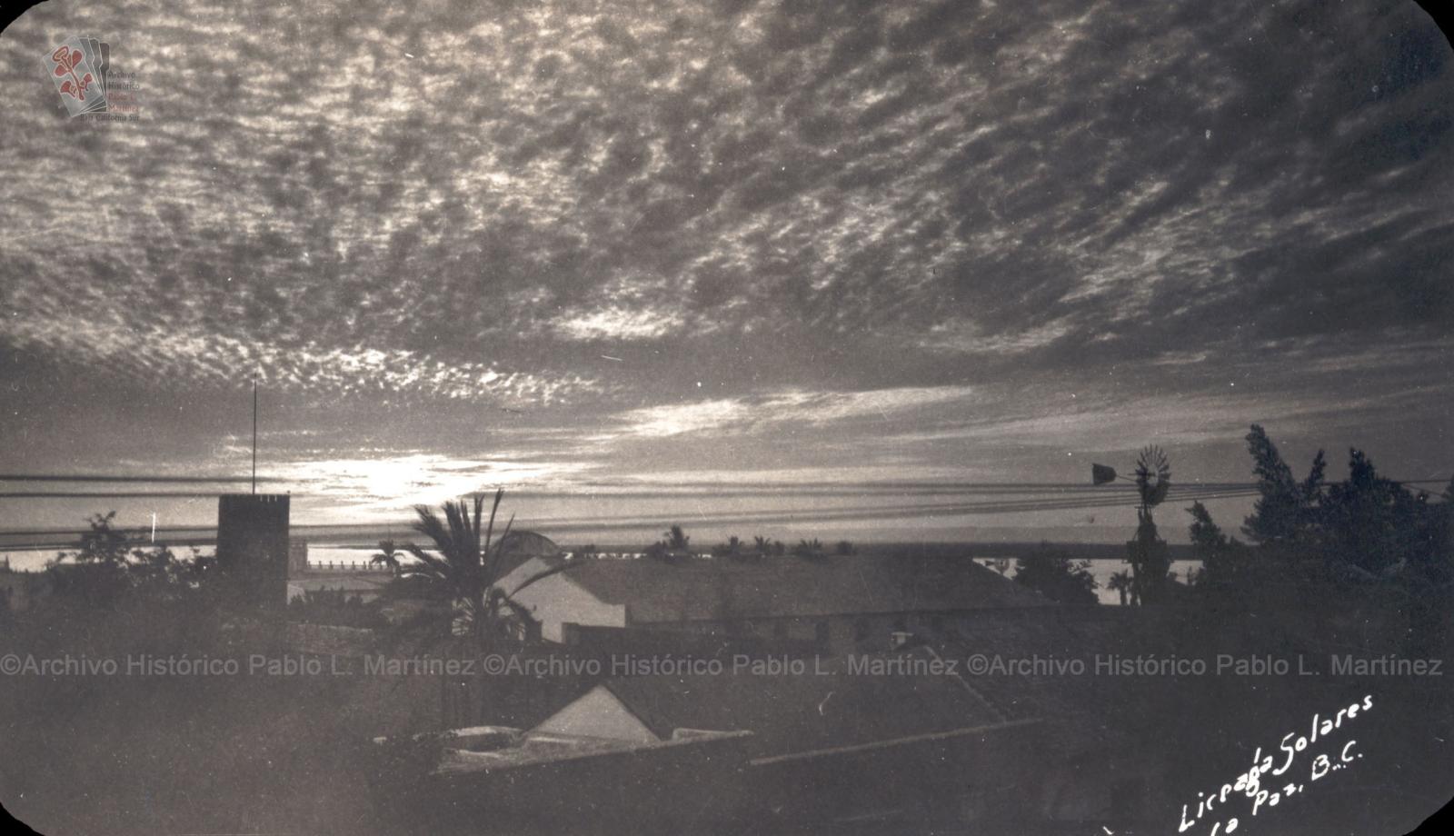 Atardecer en La Paz. Vista panorámica a la tienda La Perla de La Paz, al Palacio Municipal y al Teatro Juárez.