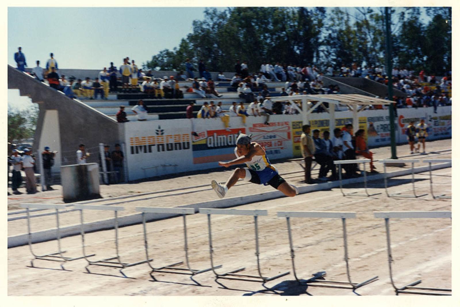 Atleta realiza salto de vallas.
