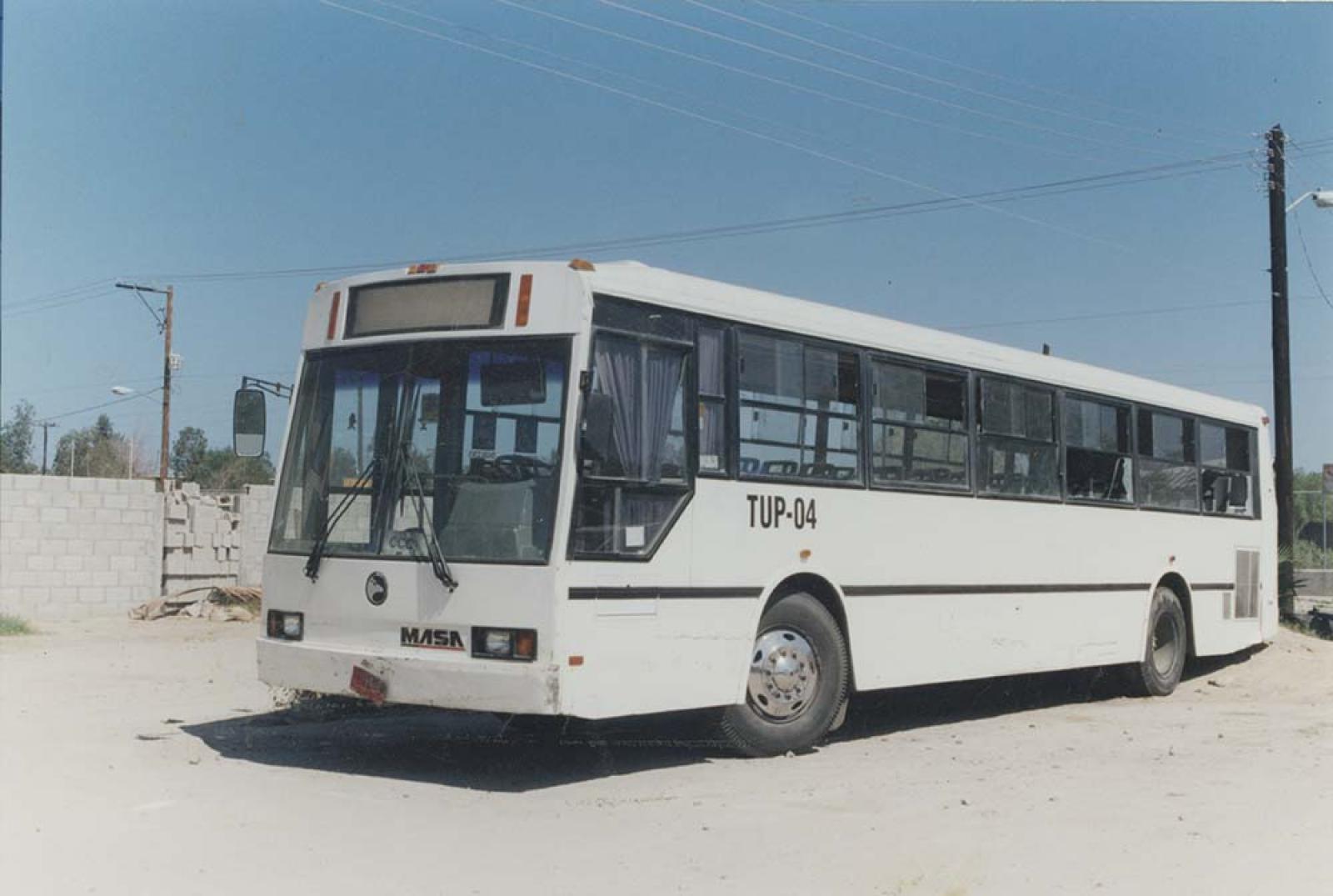 Autobús con vidrios rotos.