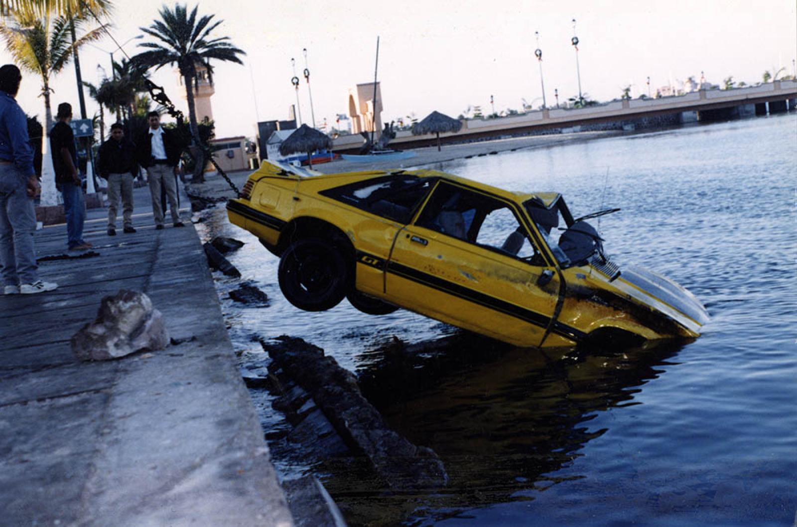 Automóvil cae al mar frente al malecón de La paz.