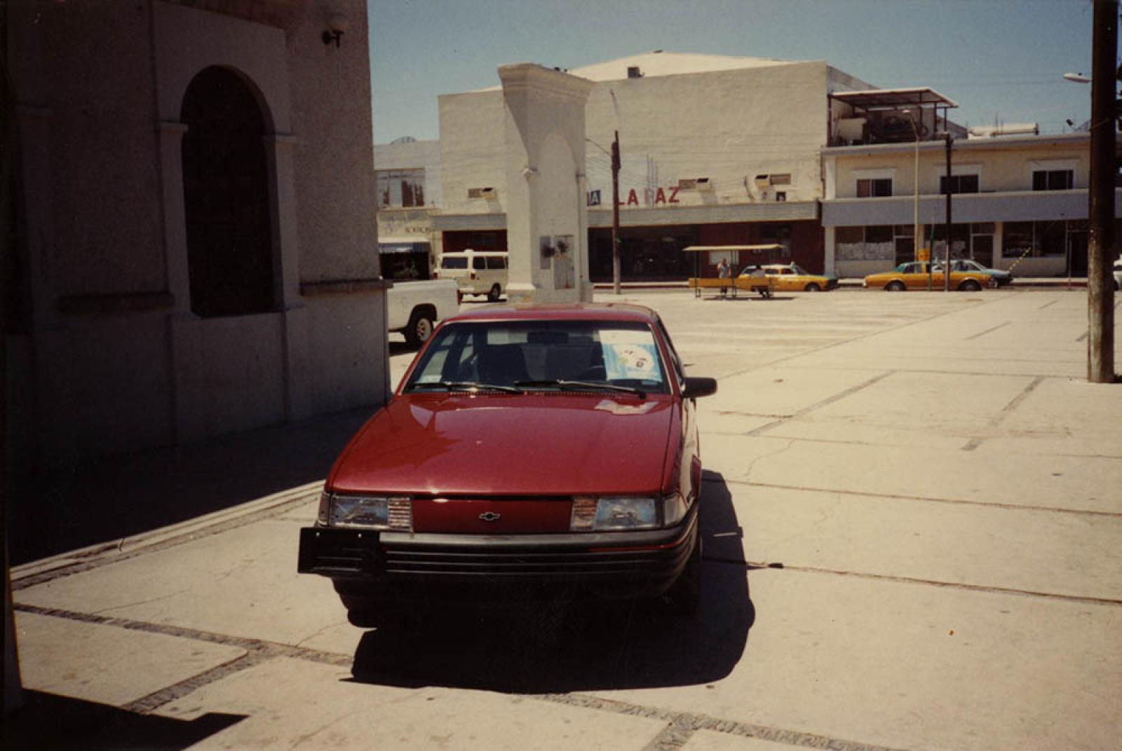 Automóvil estacionado en las instalaciones de la Antigua Biblioteca de Las Californias.