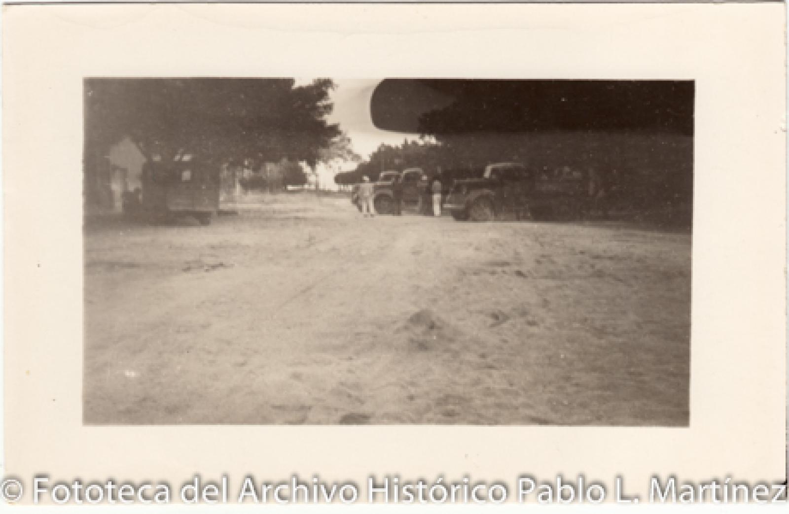 Automóviles en camino de terracería.