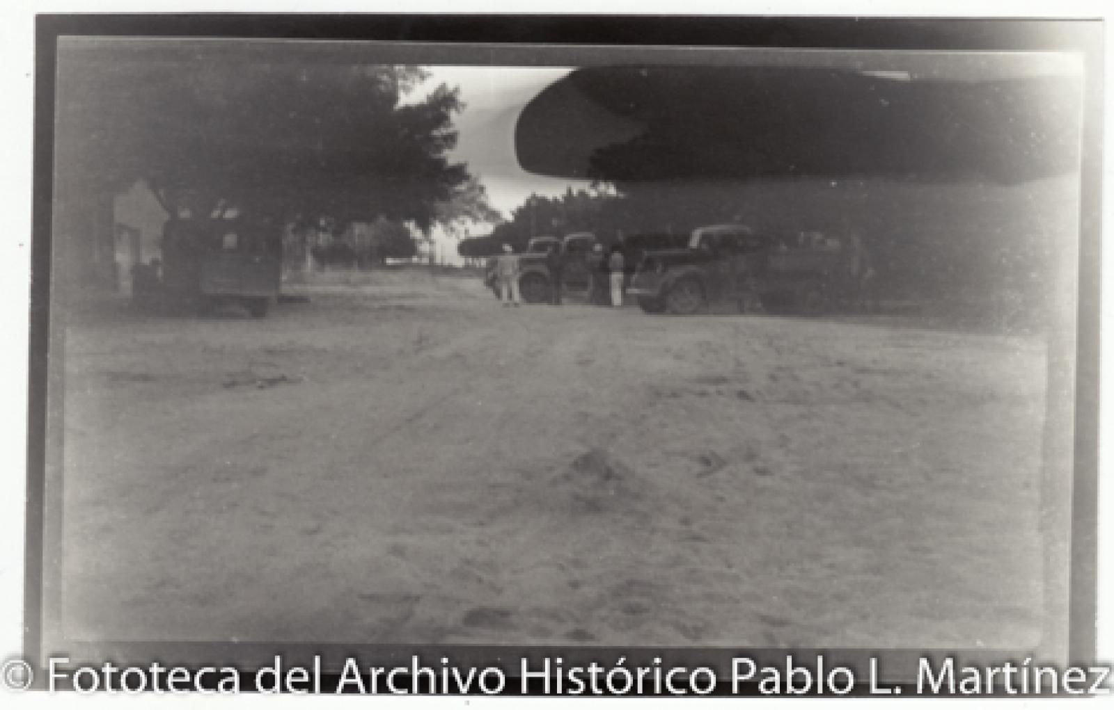 Automóviles en camino de terracería.