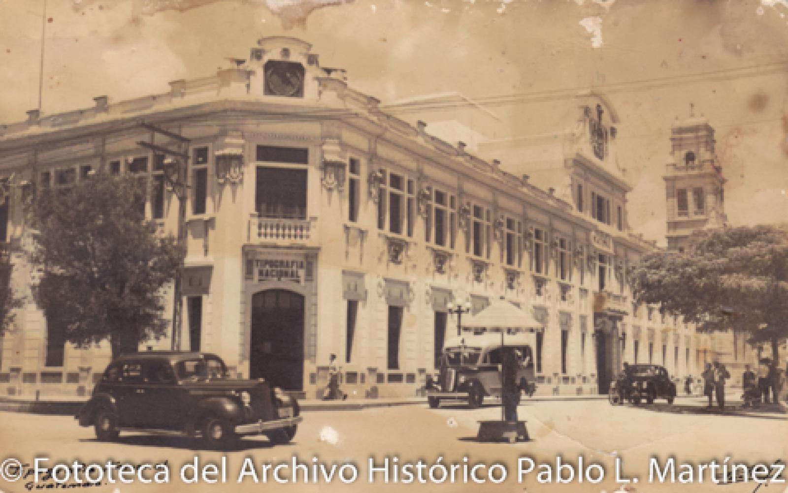 Automóviles frente a instalaciones de Tipografía Nacional.
