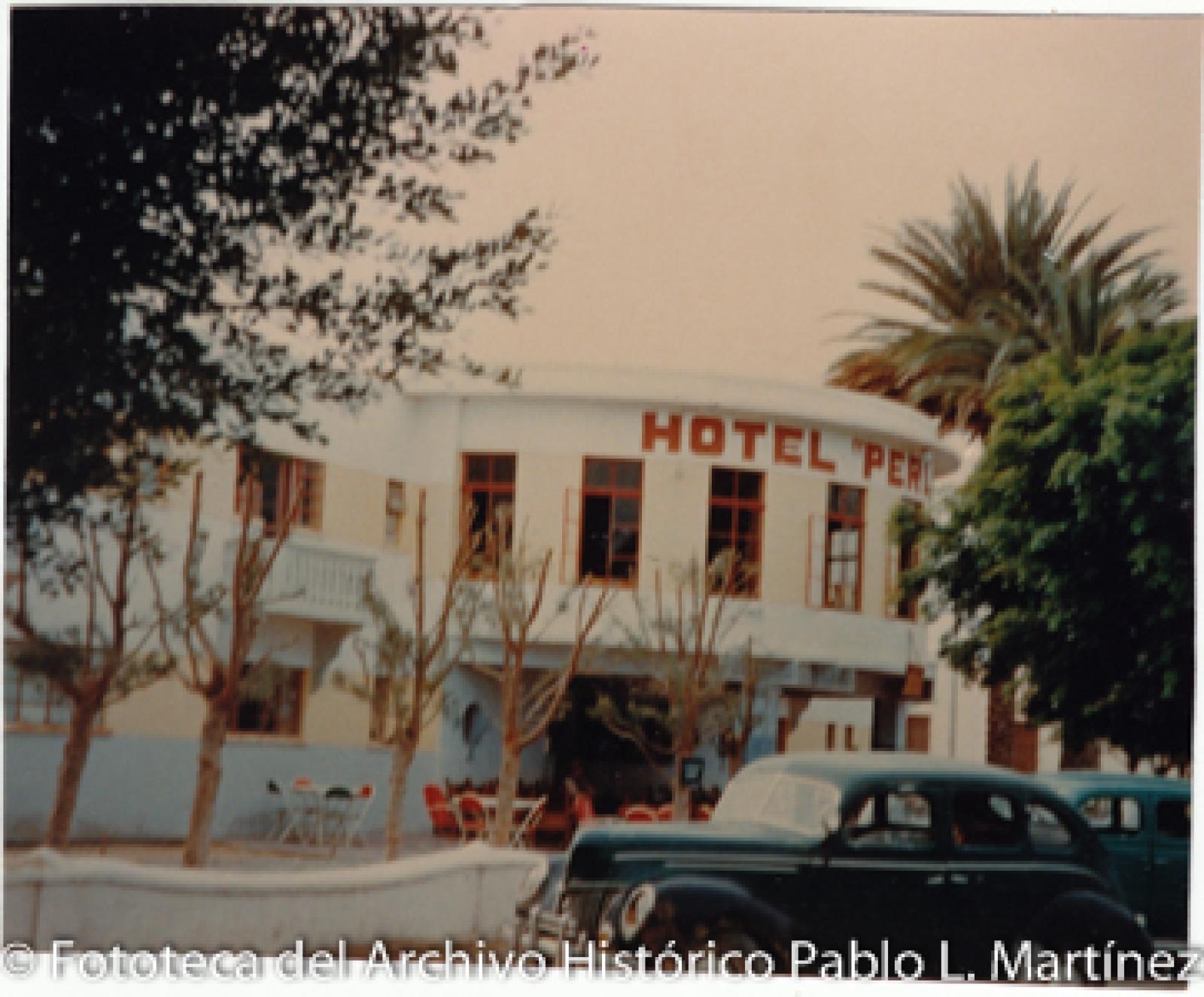 Automóviles frente al hotel “Perla”.