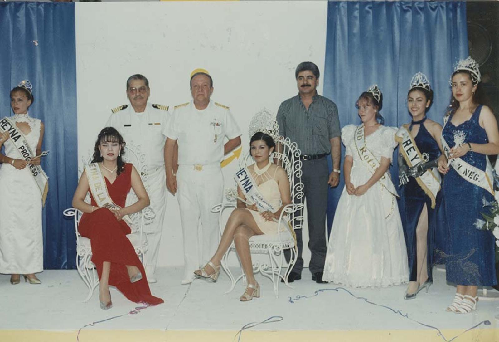 “Autoridades civiles y militares en la coronación de la reina de los festejos del Día de la Marina”.