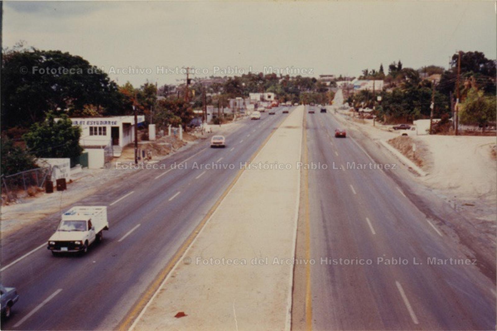 Avenida de cuatro carriles.