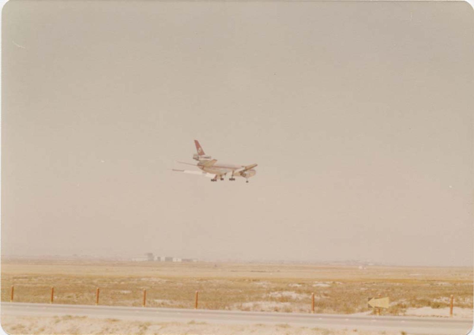 Avión, en vuelo.