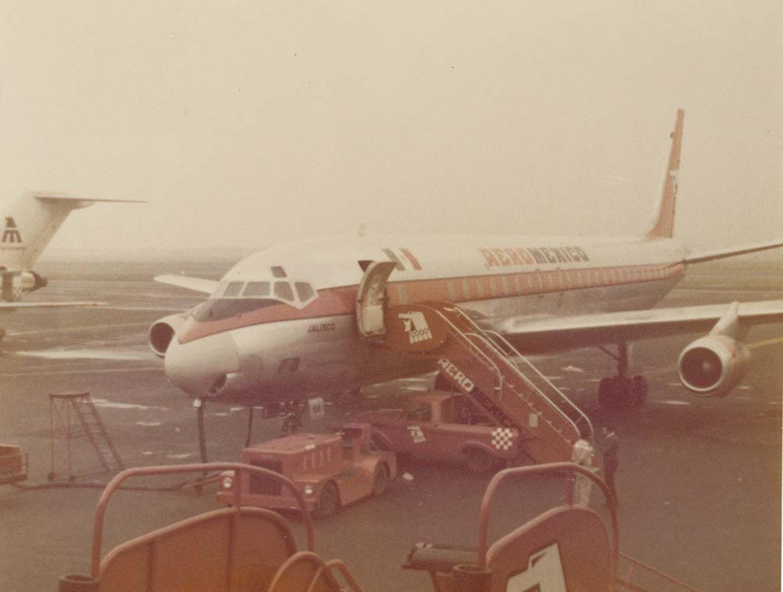 Avión y autos, en pista.
