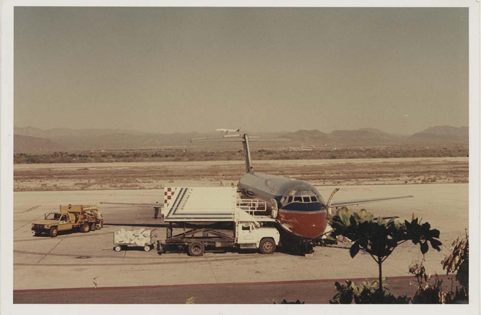 Aviones y automóviles, en aeropista.