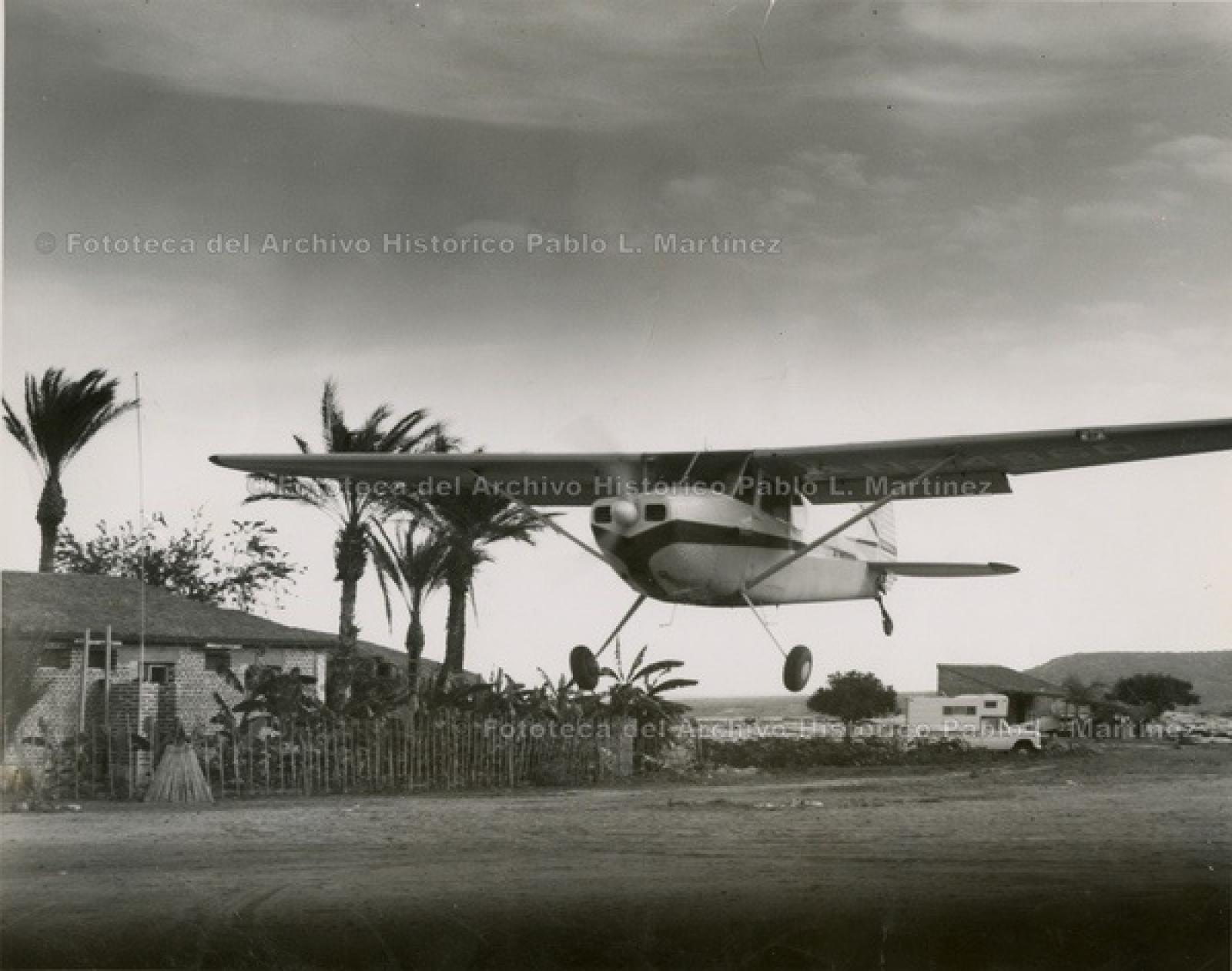 Avioneta aterriza frente a casa, en zona rural.