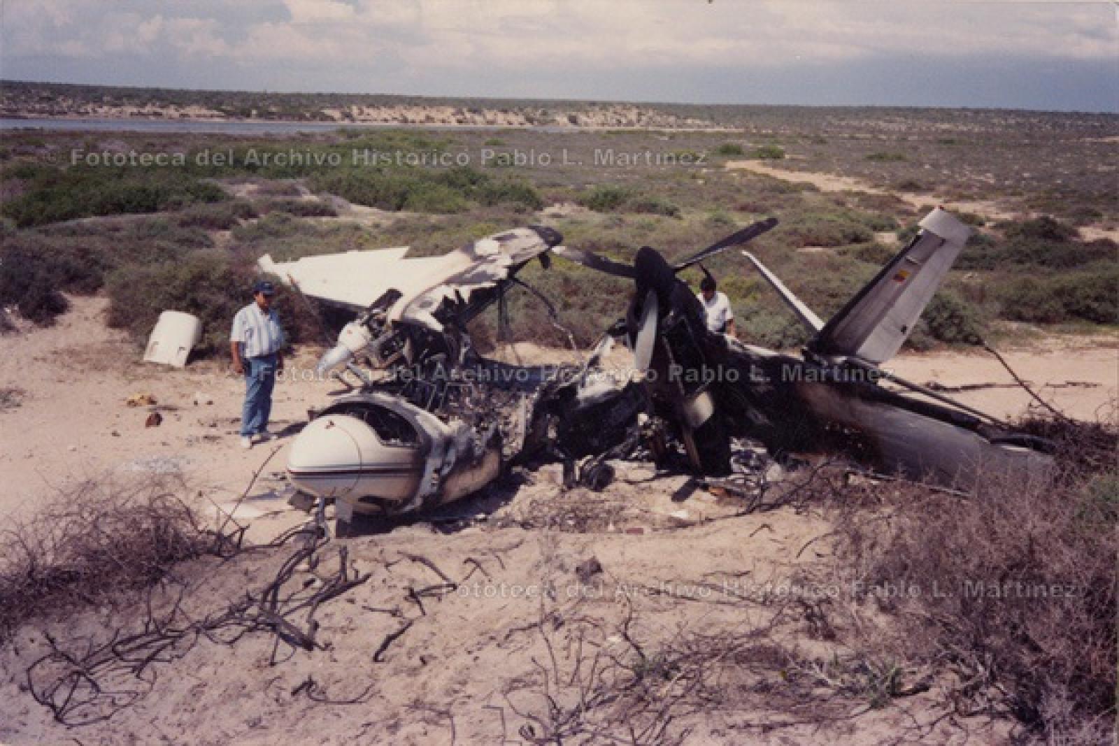 Avioneta caída y calcinada.