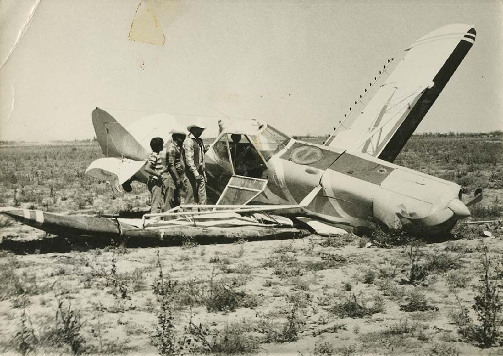 Avioneta derribada, en el campo.