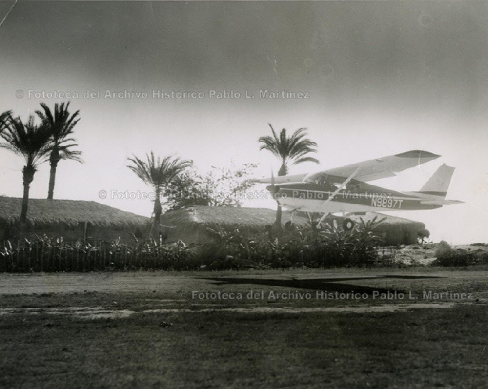 Avioneta y casas, en zona rural.