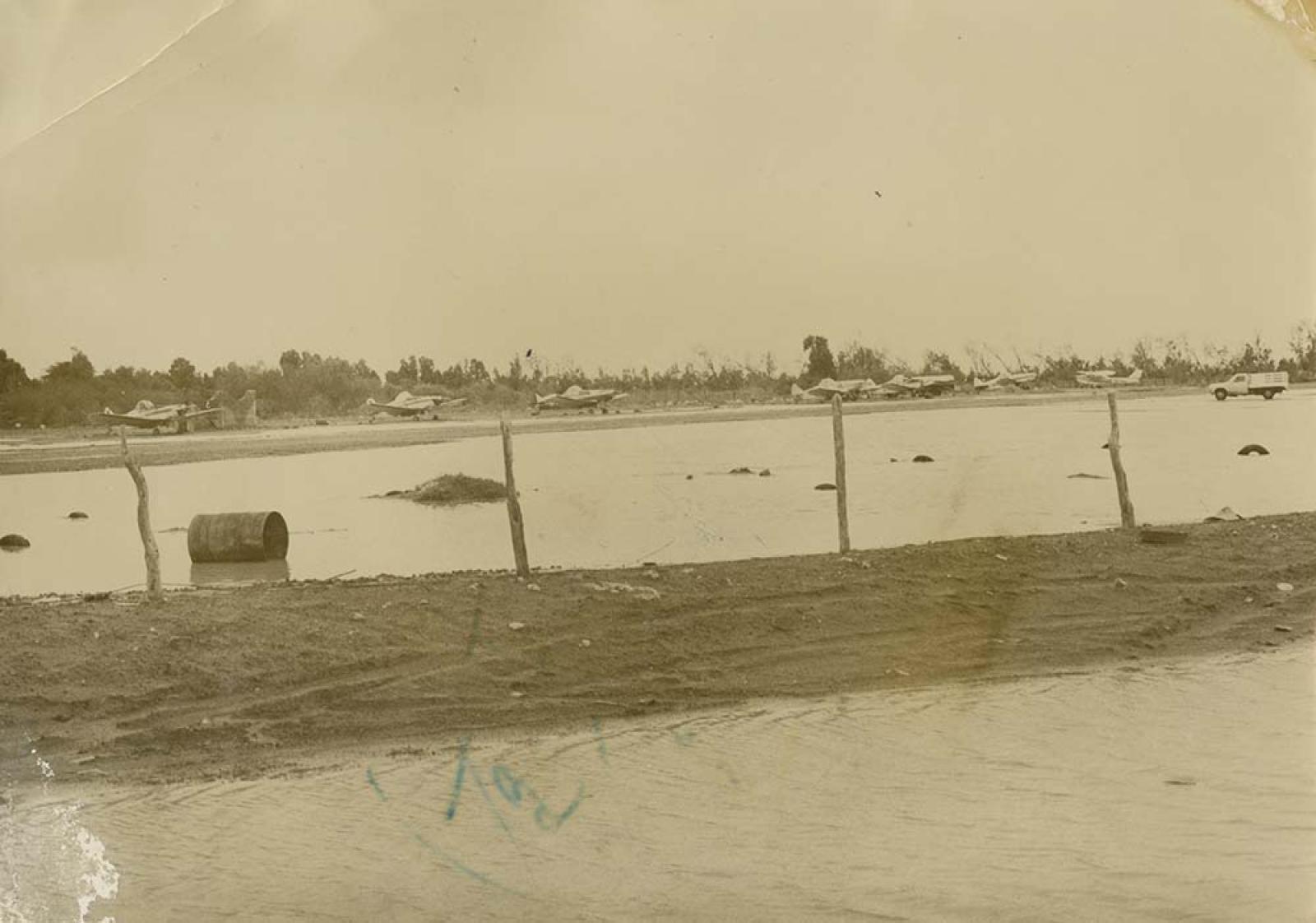 Avionetas en terreno inundado.