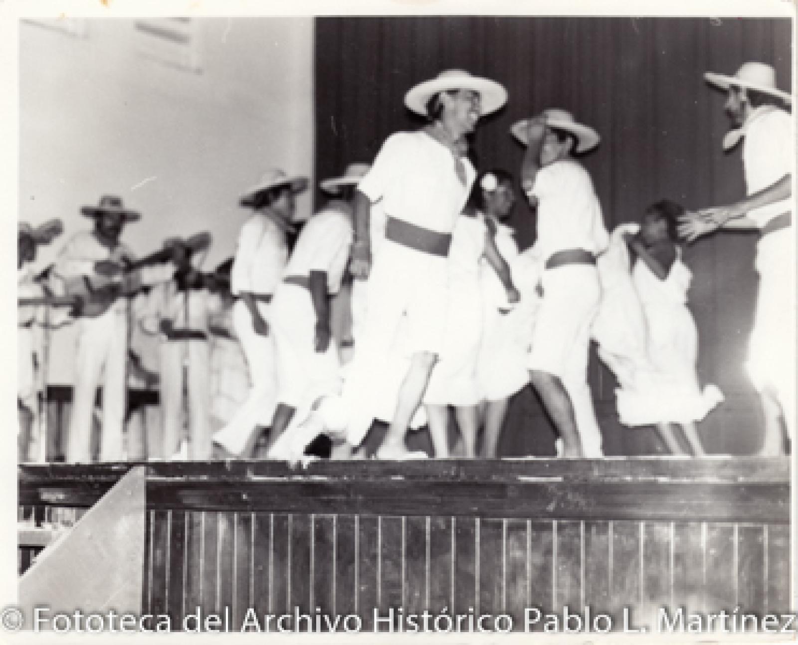 Bailable folklórico acompañado de grupo musical.