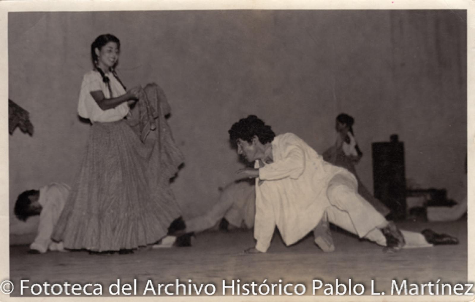 Bailarines que ejecutan danza típica mexicana.