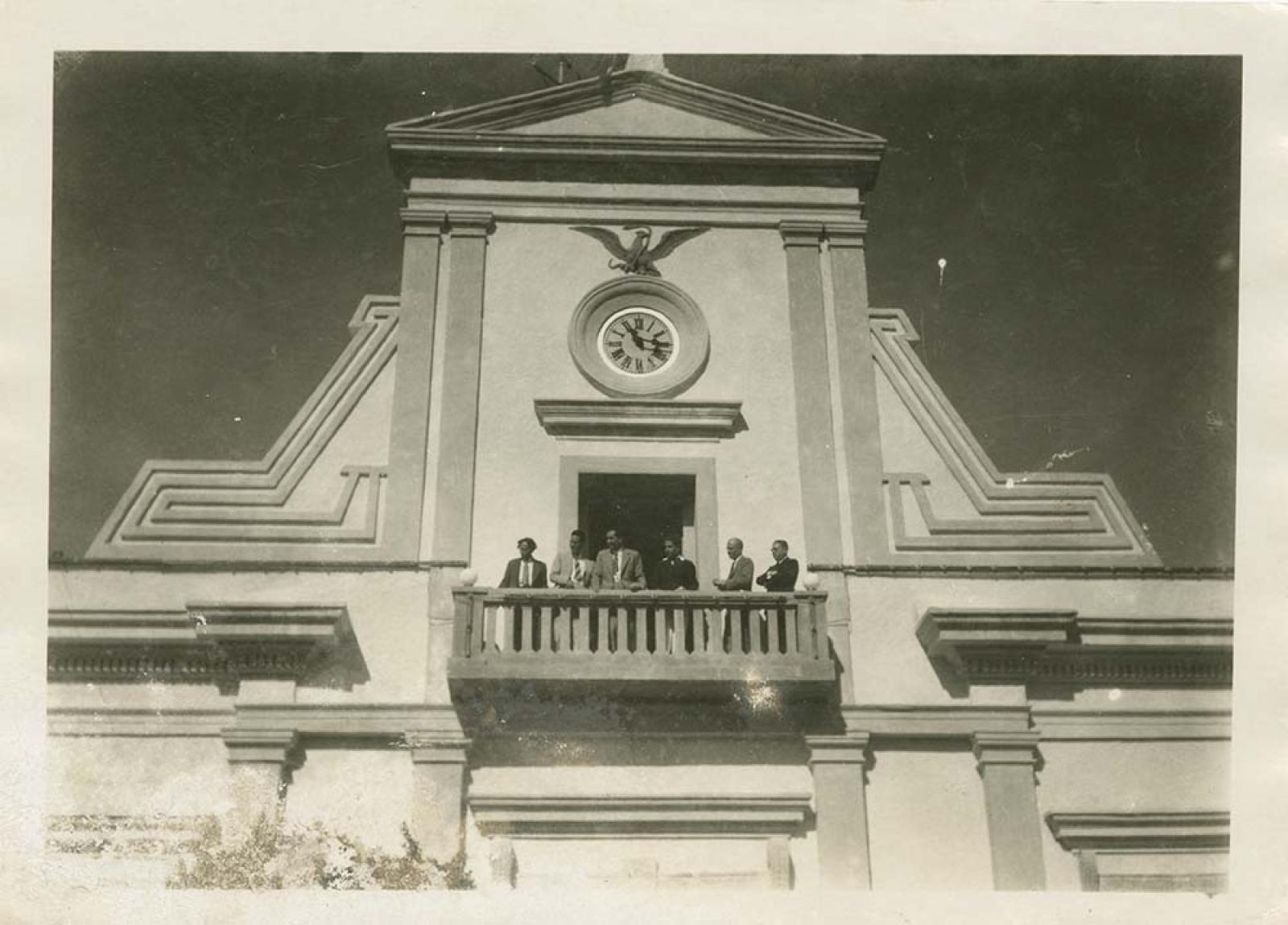 Balcón de la antigua Casa de Gobierno en las calles Madero entre Independencia y 5 de Mayo.  La Paz, Baja California.