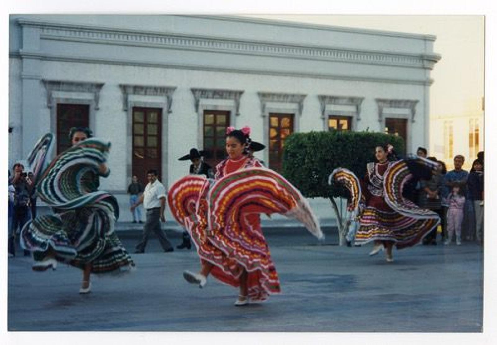 Ballet folclórico presentándose en el Jardín Velasco.