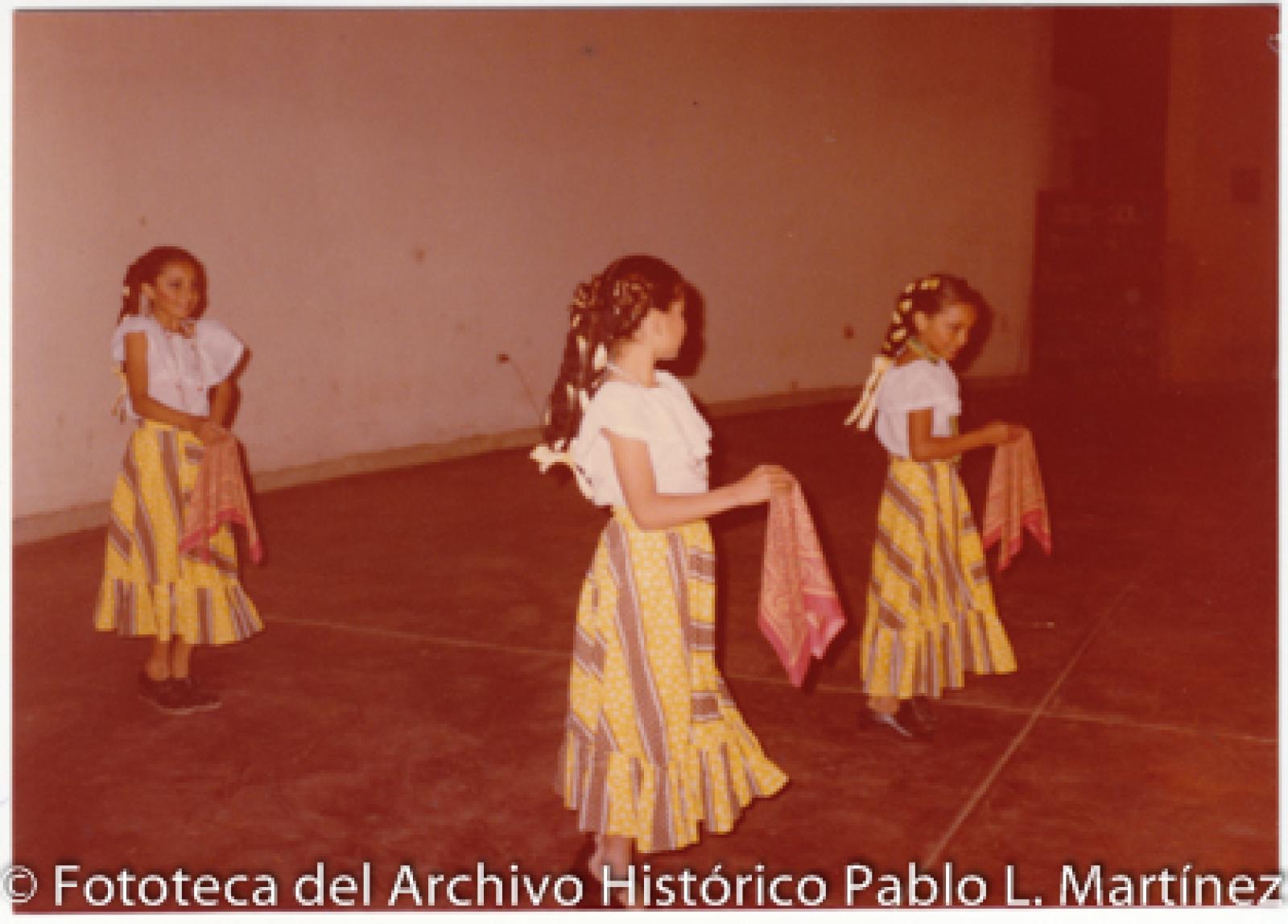 Ballet folklórico de niñas.