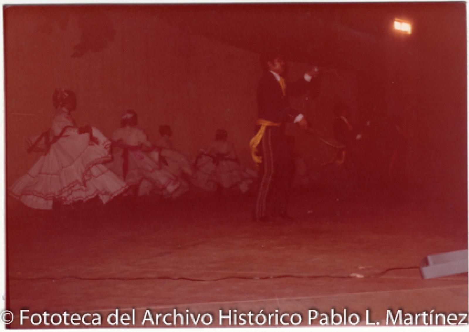 Ballet folklórico en escenario.