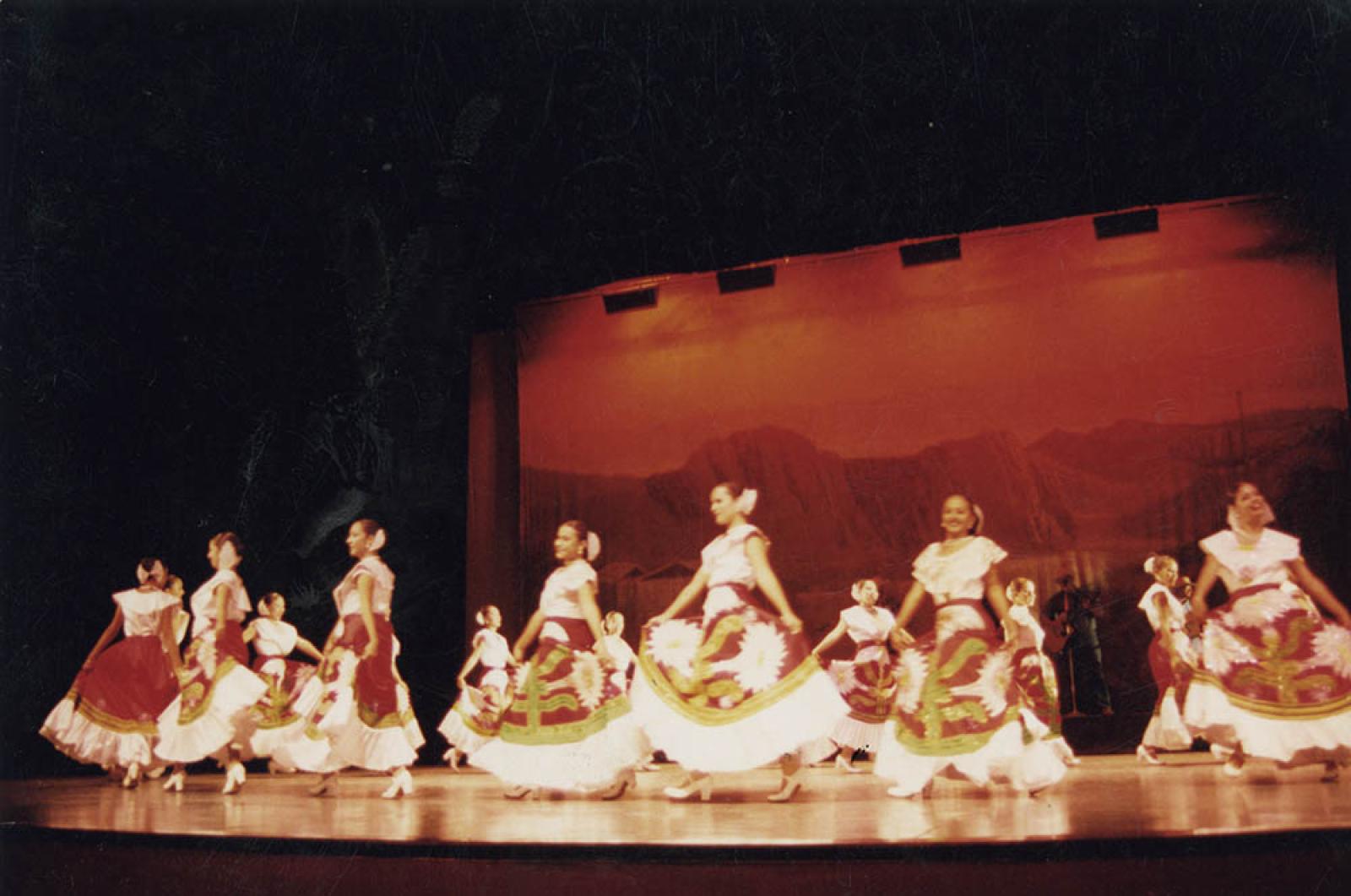 Ballet folklórico, en escenario.