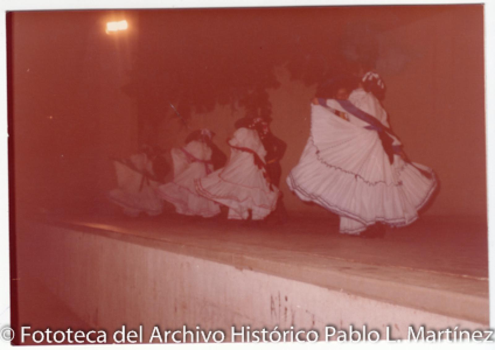 Ballet folklórico en escenario.