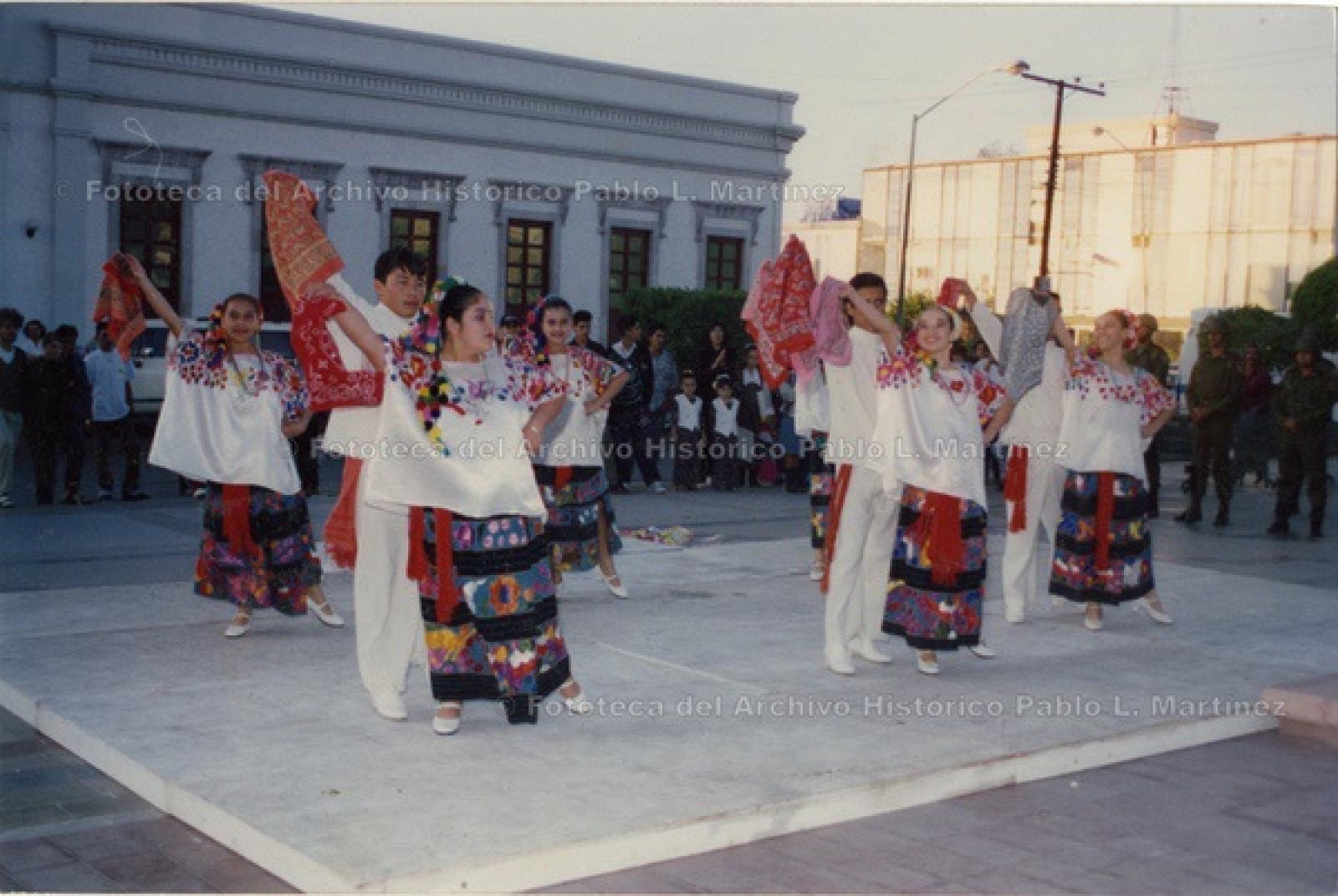 “Ballet folklórico municipal, en el jardín Velasco”.