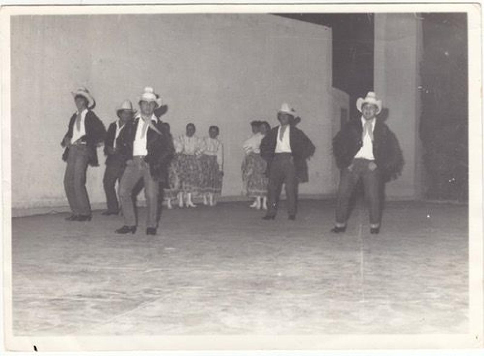 Ballet folklórico que ejecuta baile del norte de México.