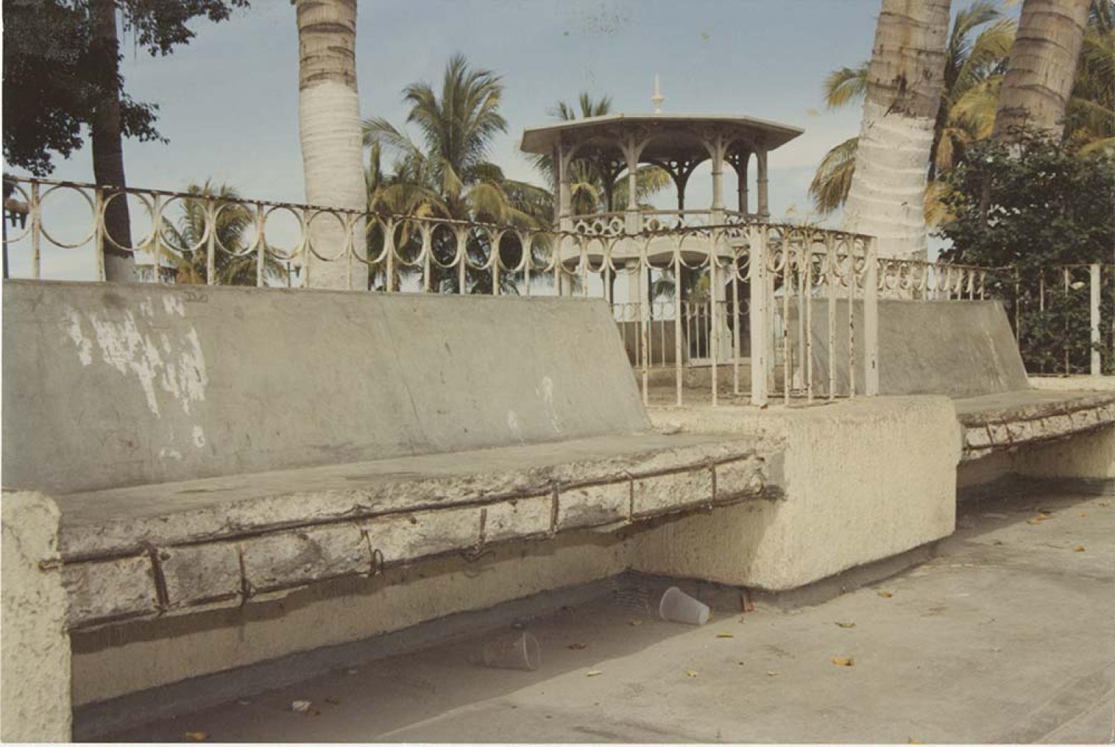 Bancas en mal estado, frente a kiosco del malecón de La Paz, Baja California Sur.