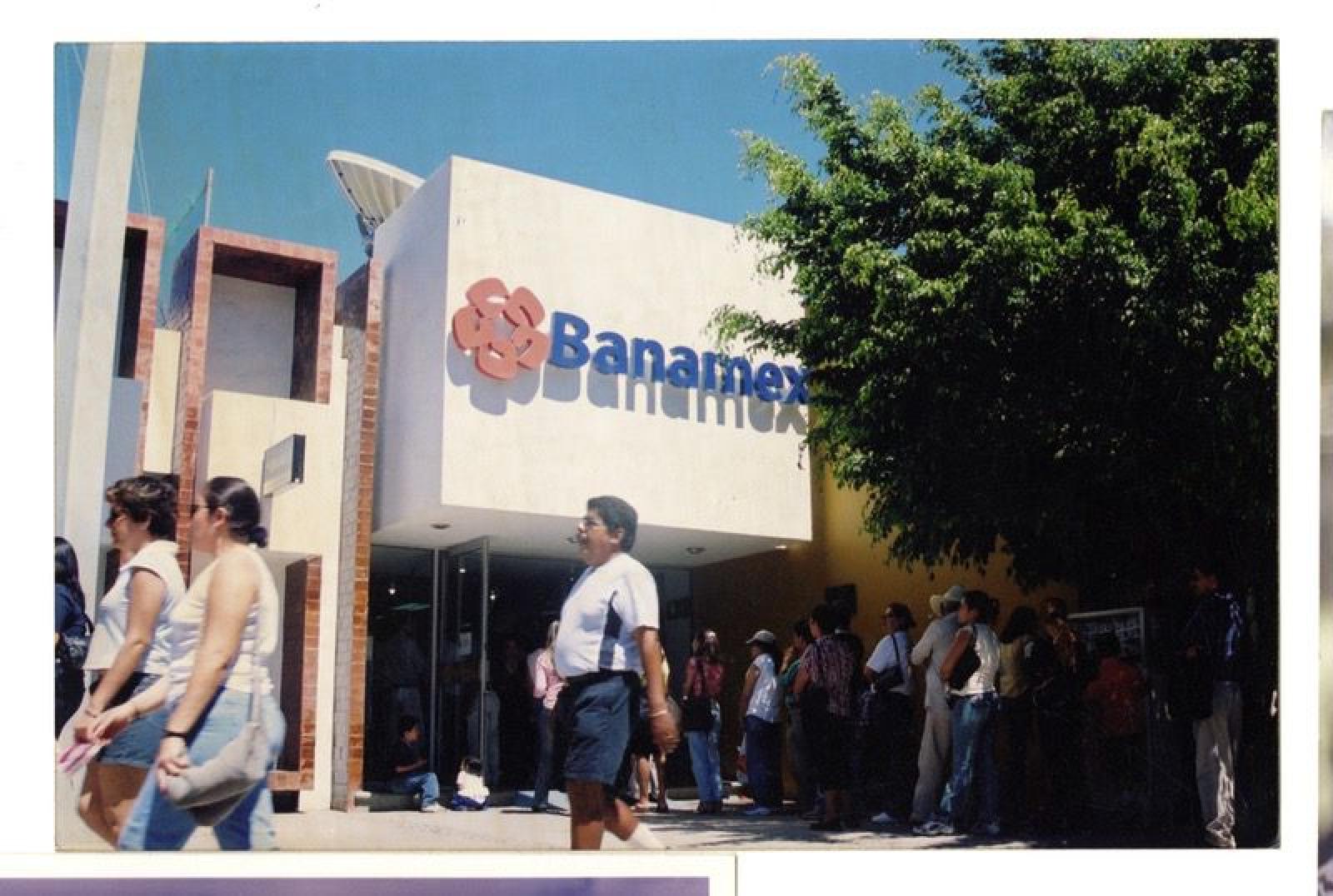 Banco Banamex en atención al público.