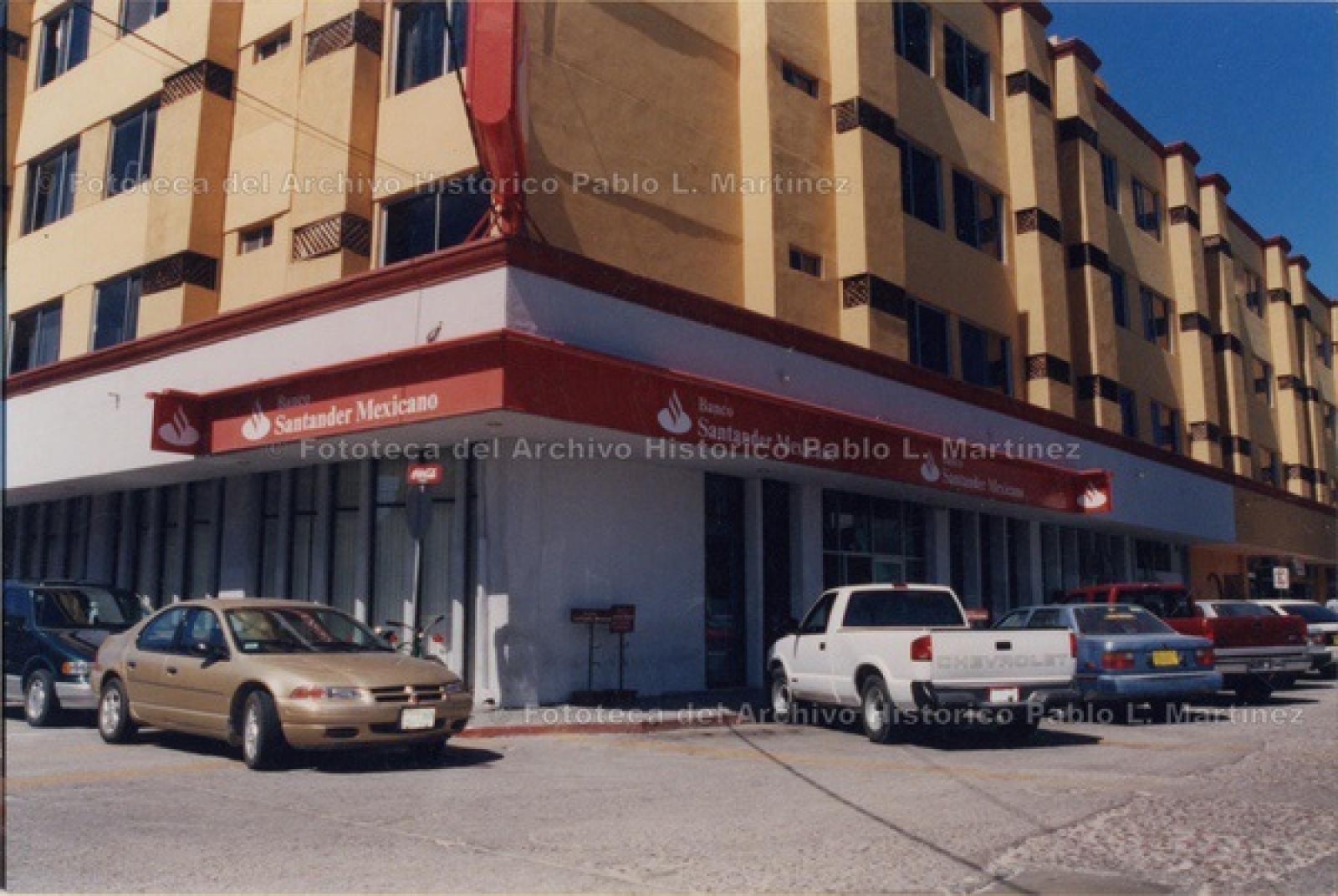 “Banco Santander Mexicano”, entre las calles Mutualismo y Agustín Arriola, La Paz.