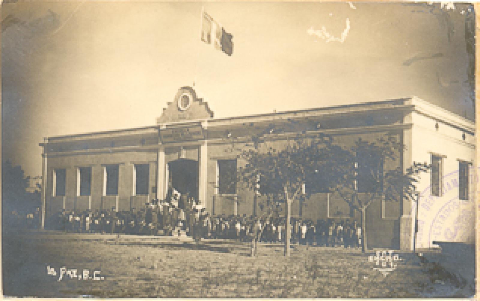 Banda escolar, alumnos y maestros frente a la  Escuela Allende.