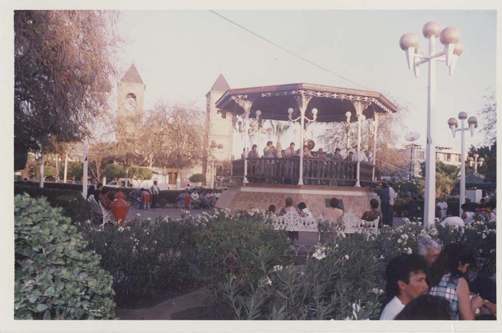 Banda musical toca desde el kiosco del Jardín Velasco, para público asistente.