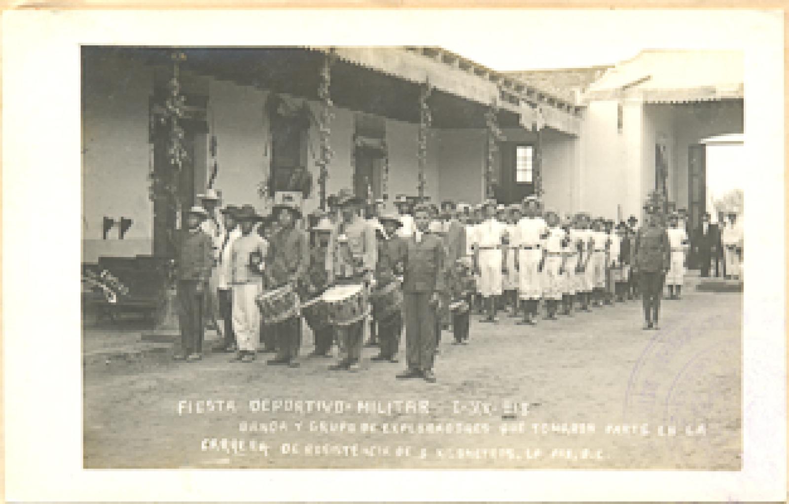 Banda y grupo de exploradores que tomaron parte en la carrera de resistencia de 5 kilómetros, durante fiesta Deportivo-Militar.