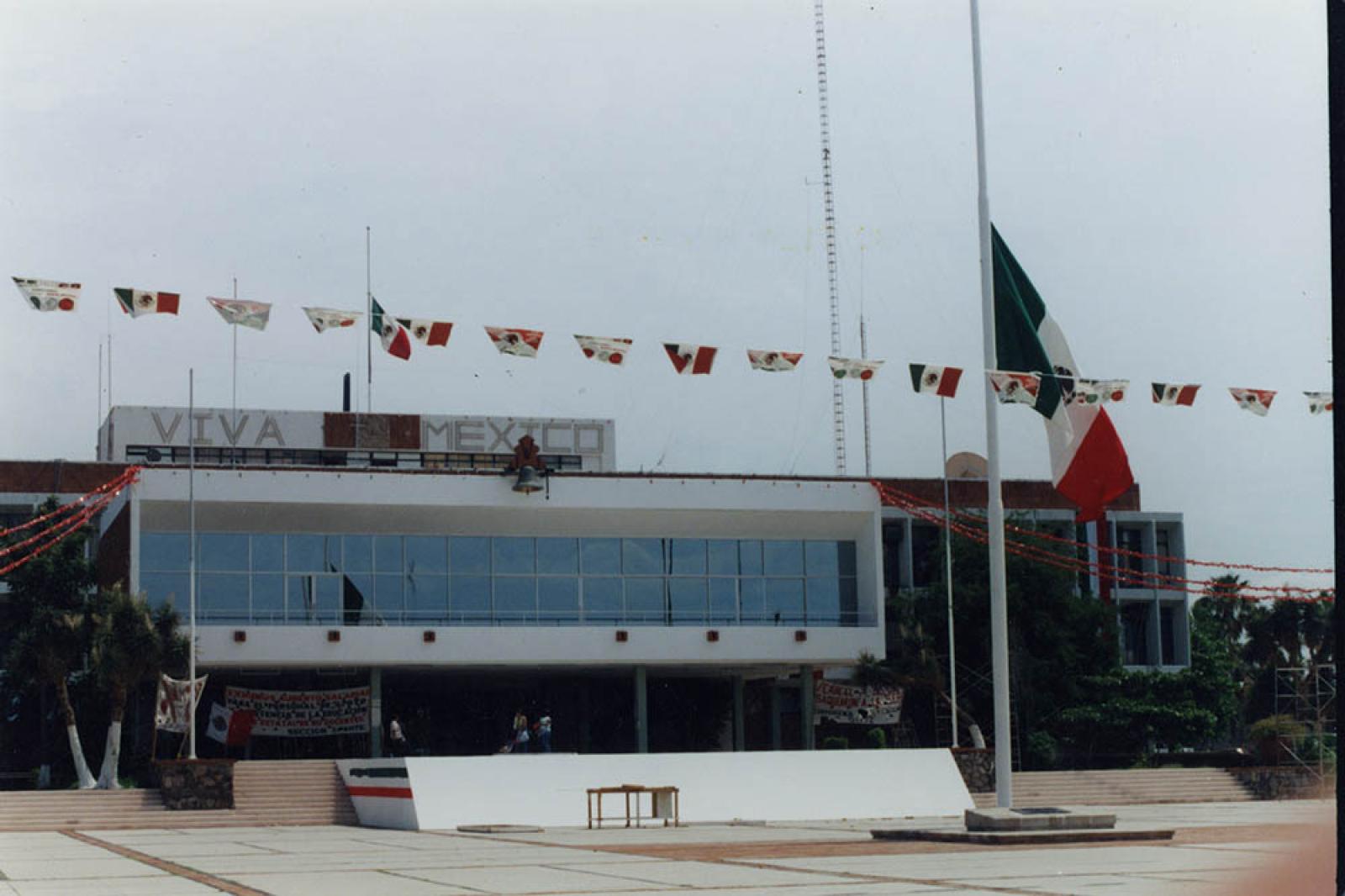 Bandera a media asta, en la explanada del palacio de Gobierno, La Paz.