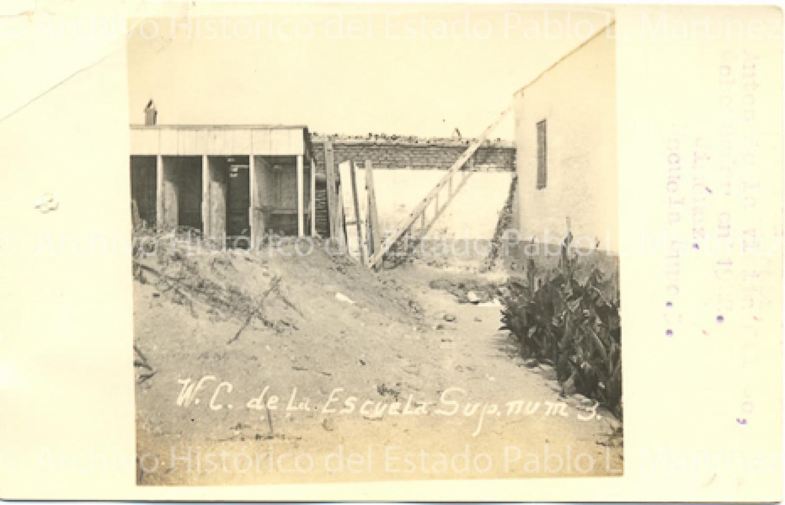 Baños de la Escuela Superior 3 de San José del Cabo, antes de la visita del gobernador en 1922.