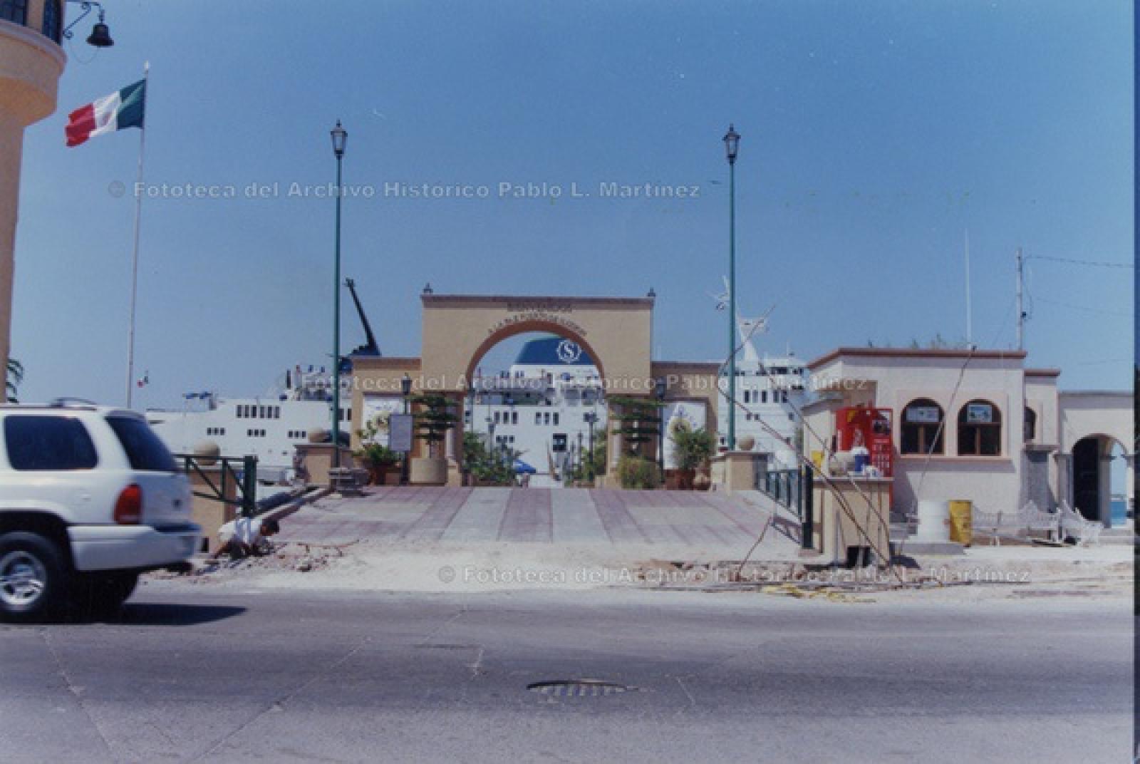 Banqueta del muelle Fiscal en obras de remodelación.