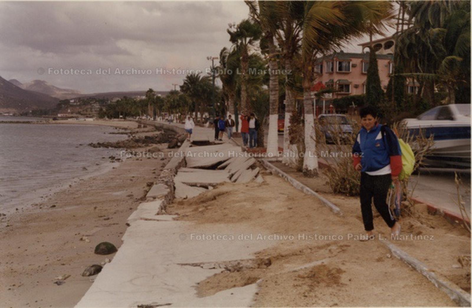 Banqueta en mal estado, sobre el malecón de La Paz.