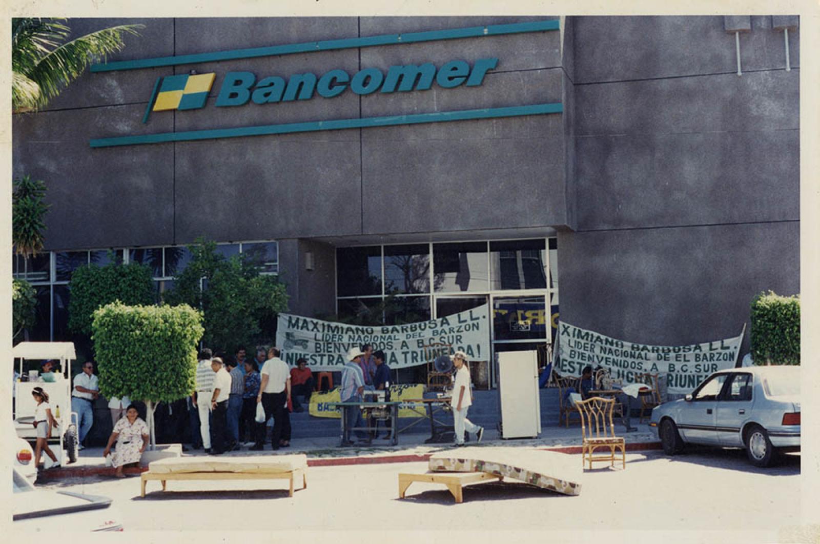 Barzonistas se manifiestan afuera del edificio de Bancomer.