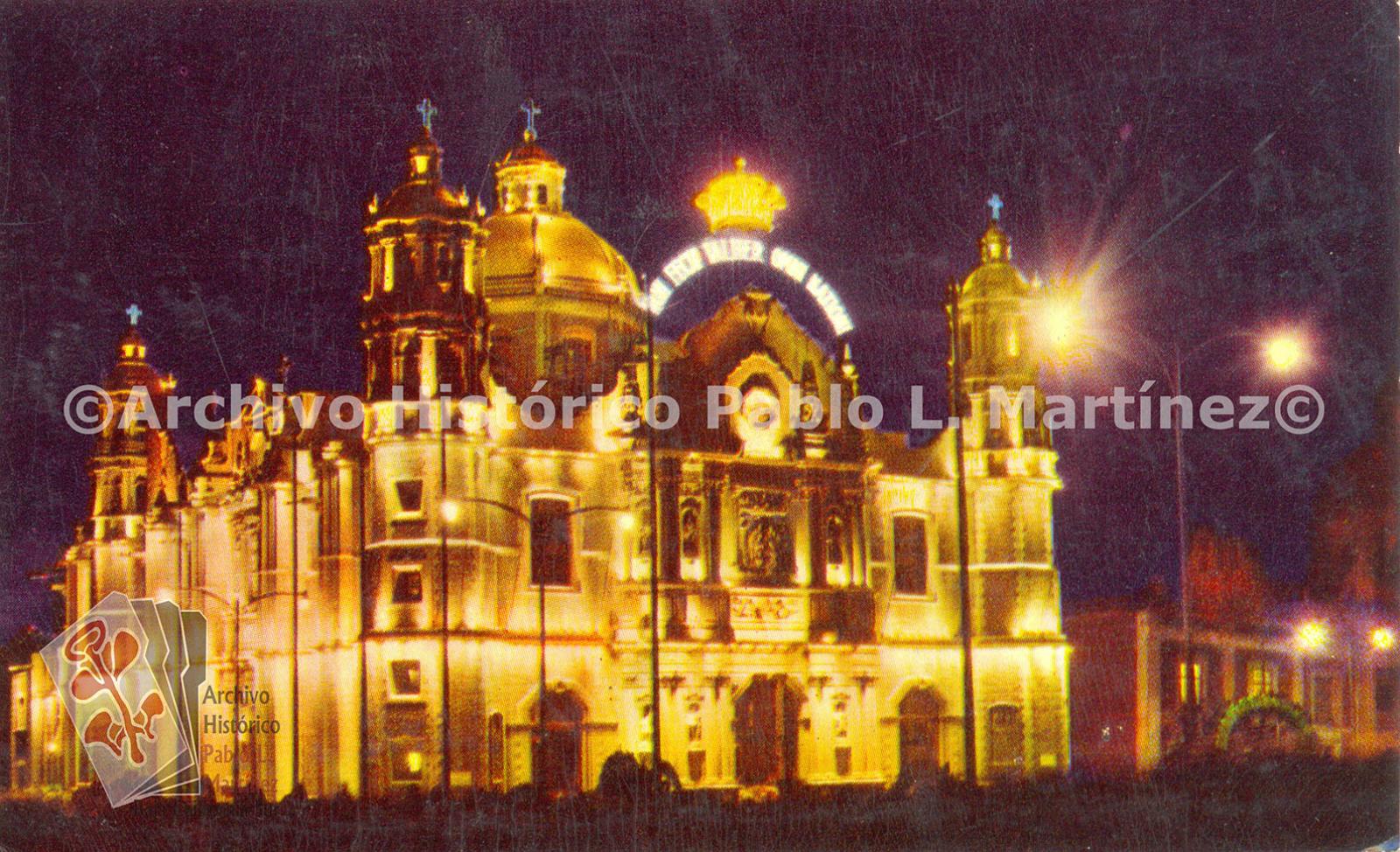 Basílica de Guadalupe de noche.